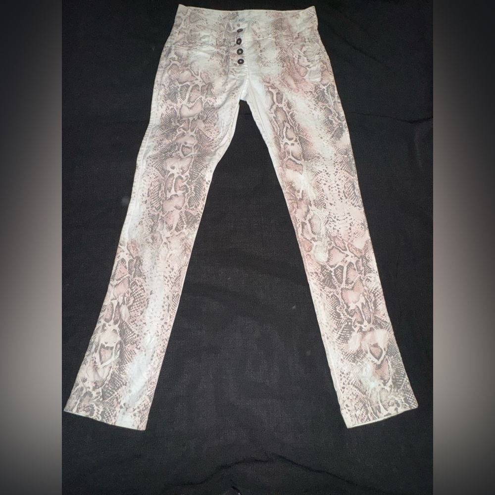 Gigi Moda snake skin button fly pants. Made in Italy. EUC 🌸